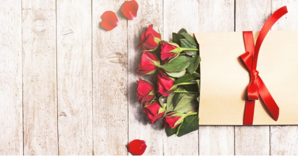 Tan chảy với 40 lời chúc lãng mạn dành cho tình yêu đôi lứa, vợ chồng được ghi trên những tấm thiệp đính kèm điện hoa