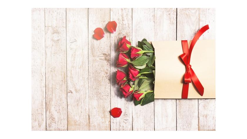 Tan chảy với 40 lời chúc lãng mạn dành cho tình yêu đôi lứa, vợ chồng được ghi trên những tấm thiệp đính kèm điện hoa