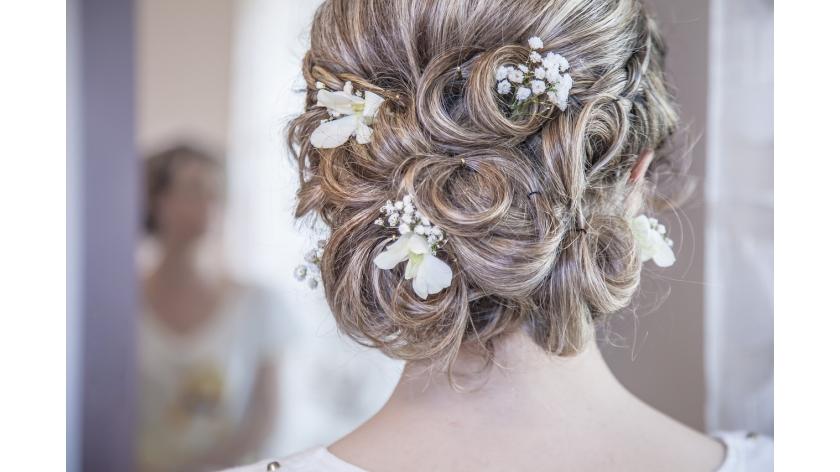 7 cách trang trí tóc cô dâu bằng hoa tươi đẹp nhất mùa cưới 2018 dành cho các cô gái yêu thiên nhiên