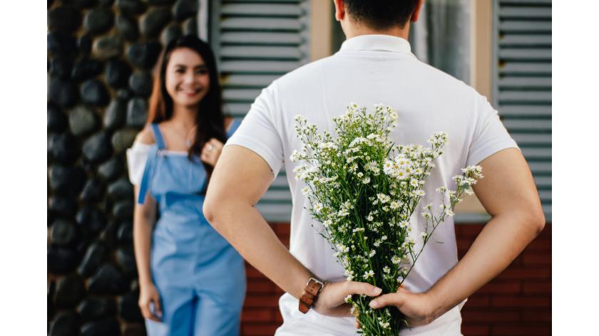 Đàn ông được xem là thông minh hơn nếu tặng hoa bạn gái