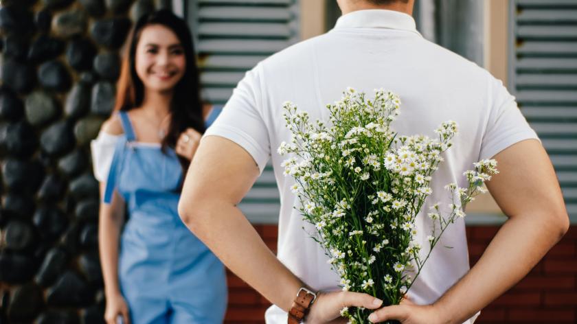 Đàn ông được xem là thông minh hơn nếu tặng hoa bạn gái