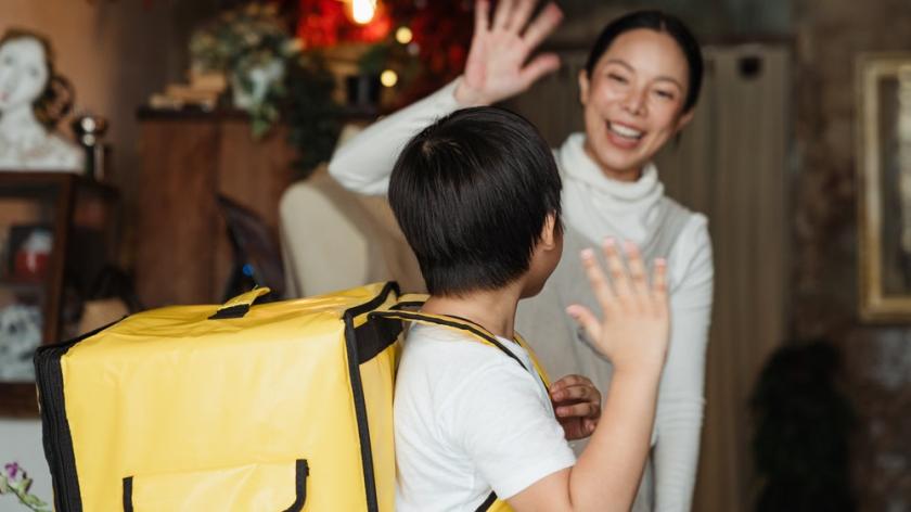 Những lợi ích mà con trai và con gái của bạn được hưởng khi có người mẹ đi làm