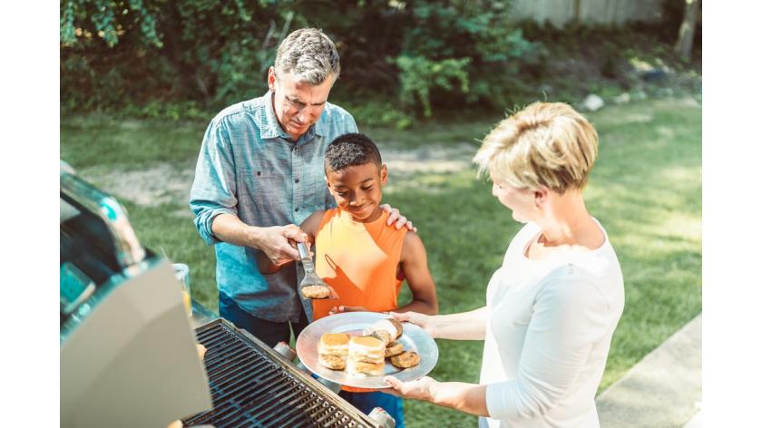 Các mẹo và công thức nấu ăn để có những bữa ăn cắm trại lành mạnh mà dễ làm cho trẻ em
