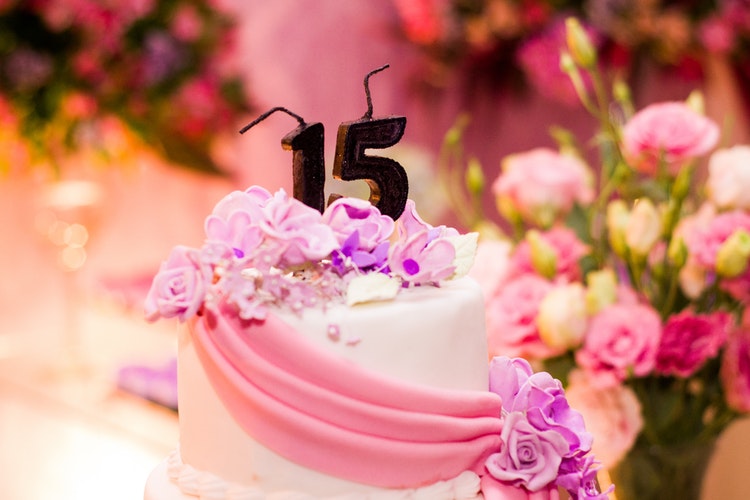 Bánh kem trang trí hoa sinh nhật lãng mạn và vui tươi